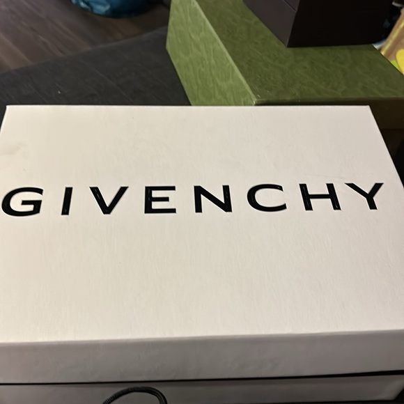 Givenchy G4 Mens Sneakers 100% Calf Leather  practically New - Picture 3 of 8